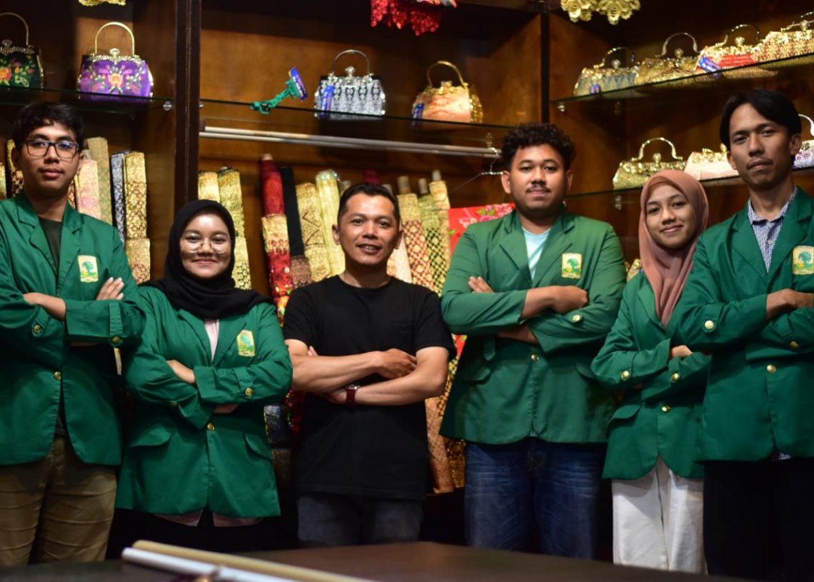 Tim PKM-PI Universitas Andalas Ciptakan Aplikasi Pintar AI dan AR : Smart Showroom Songket