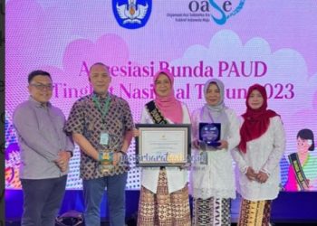 Bunda PAUD Pesisir Barat Terima Sertifikat Penghargaan dari Bunda Paud Nasional