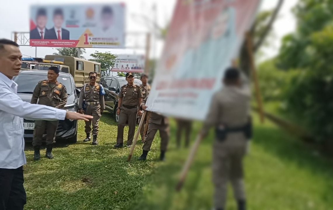 Bawaslu Padang Pariaman Bersama Tim Gabungan Tertibkan APK/APS Legislatif yang Melanggar
