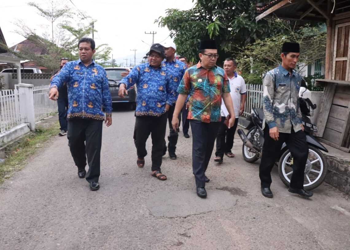 Pj.Wali Kota Payakumbuh Bersama Kadis PUPR Tinjau Saluran Air yang Bermasalah