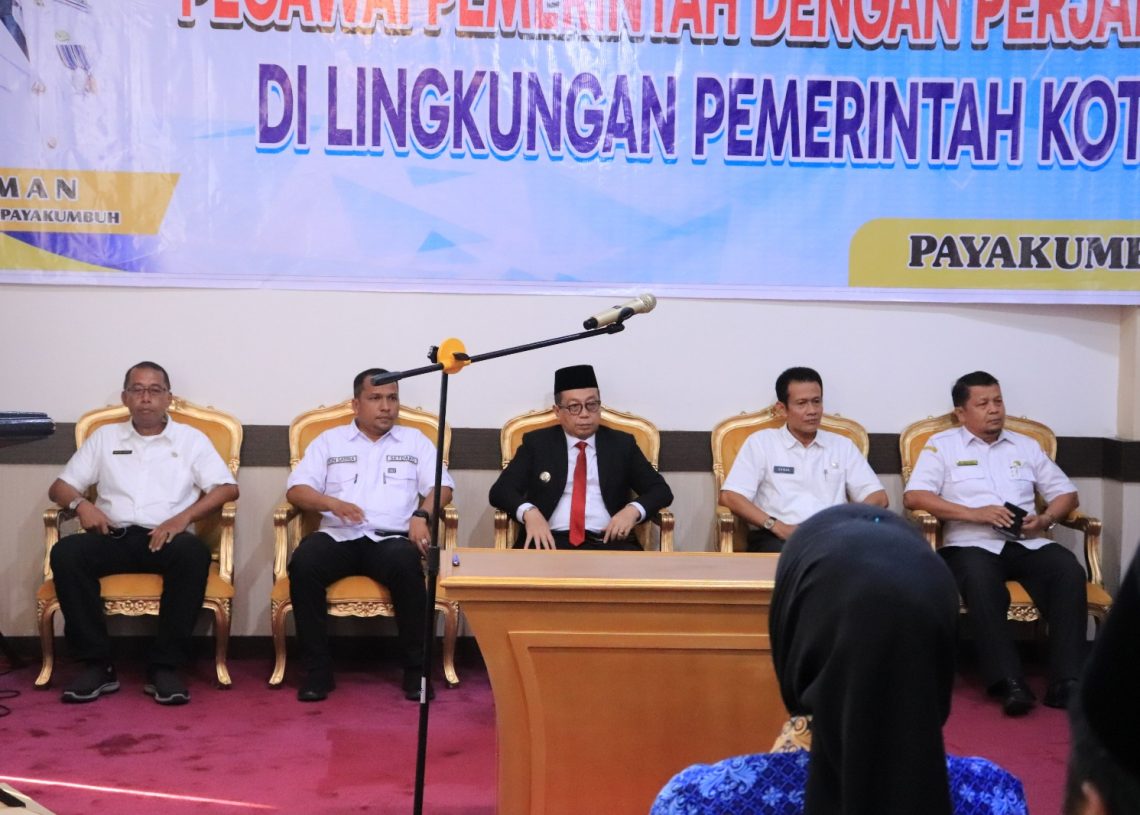 Pj. Wali Kota Payakumbuh Jasman Lantik dan Menyerahkan 17 Surat Keputusan SK (PPPK)