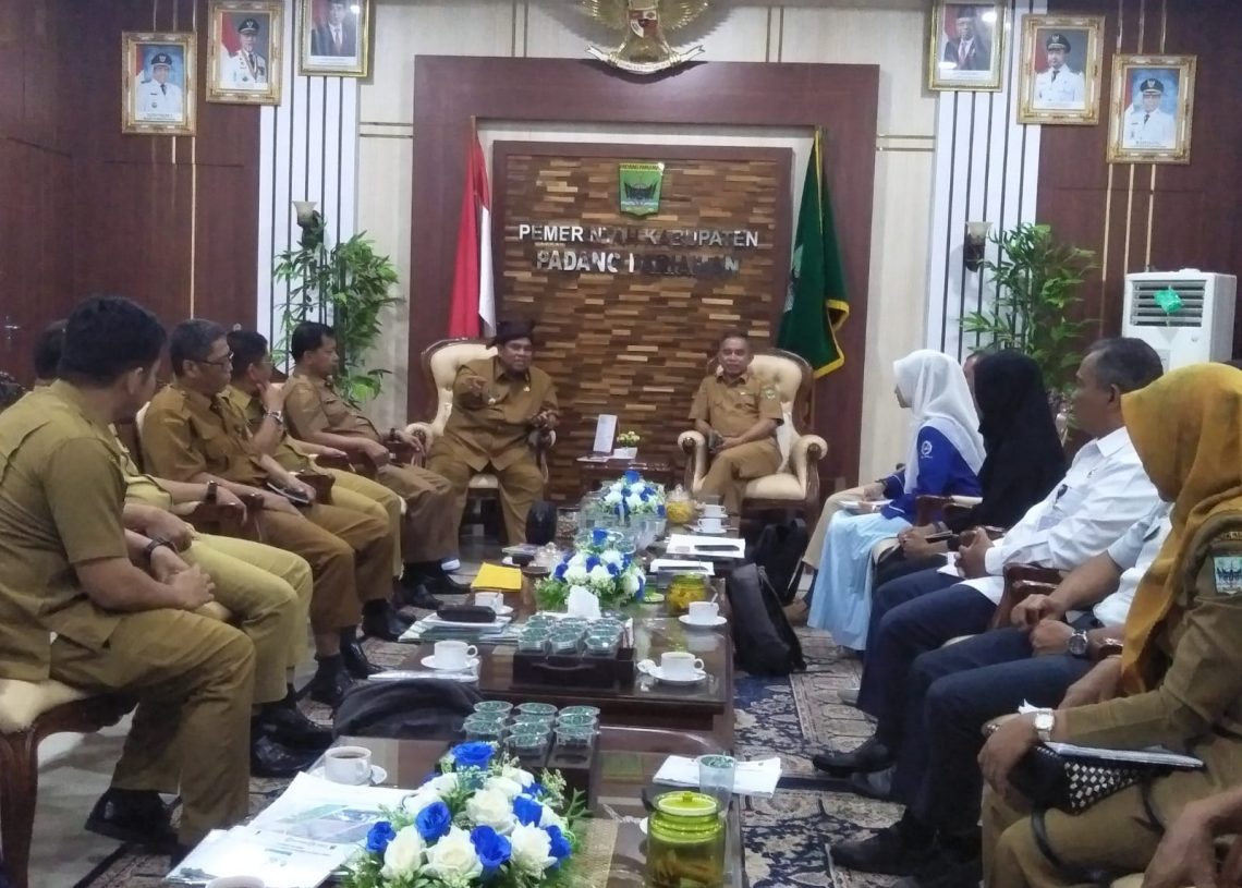 Bupati Terima Audiensi Rencana Aksi Daerah Pembangunan Berketahanan Iklim PKBI Sumatera Barat