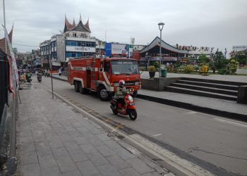 Atasi Dampak Erupsi Vulkanik Marapi, Wawako Bukittinggi Kerahkan Mobil Damkar