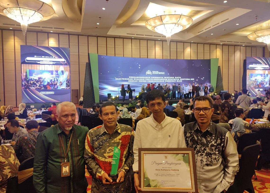 Kepala Desa Kampung Gadang Terima Anugerah 10 Desa Cantik Nasional Tahun 2023