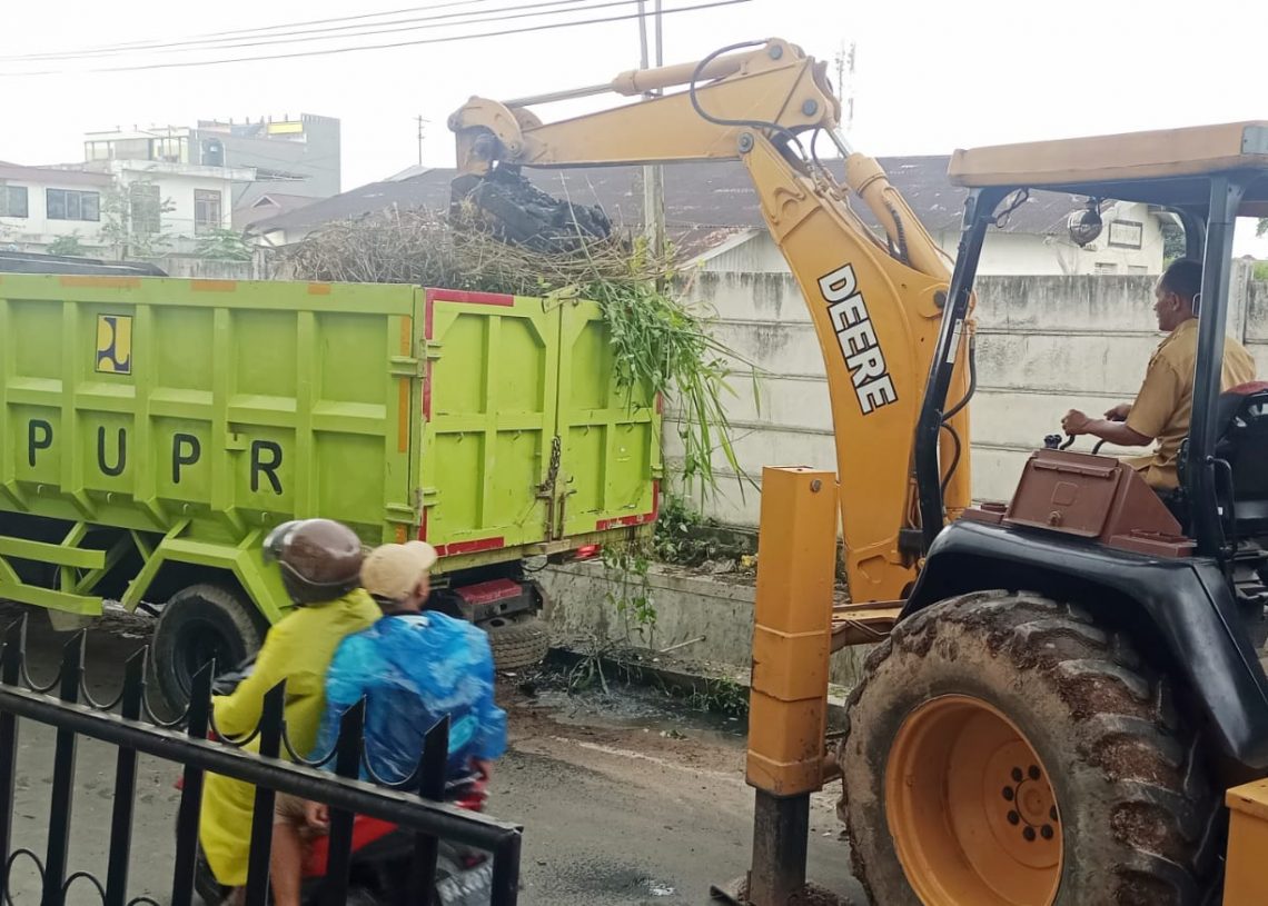 Antisipasi Genangan Air, Dinas PUPR Bukittinggi Bersihkan Saluran Air di Stasiun dan Sekitarnya