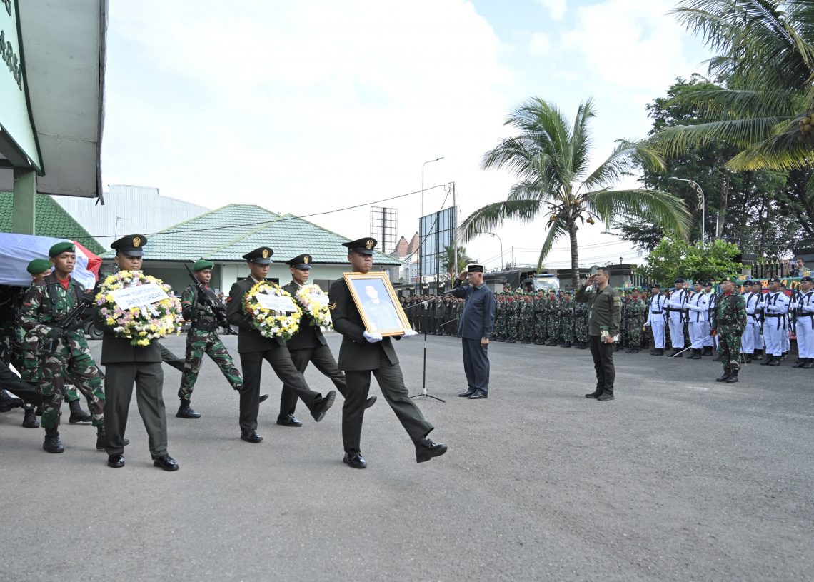 Gubernur Sumbar Pimpin Upacara Pemberangkatan Jenazah Kopda Hendrianto yang Gugur di Papua Barat Daya