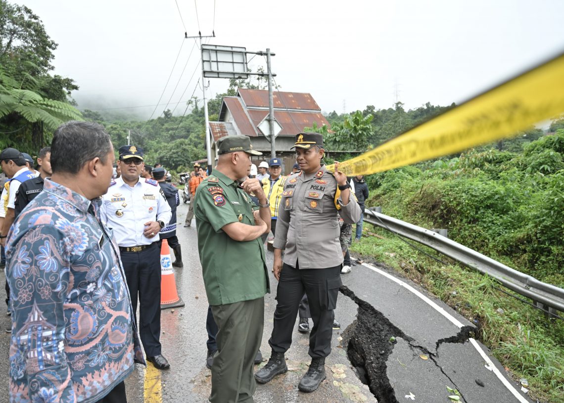 Gubernur Mahyeldi Antar Bantuan untuk Warga Terdampak Banjir dan Longsor di Lima Puluh Kota