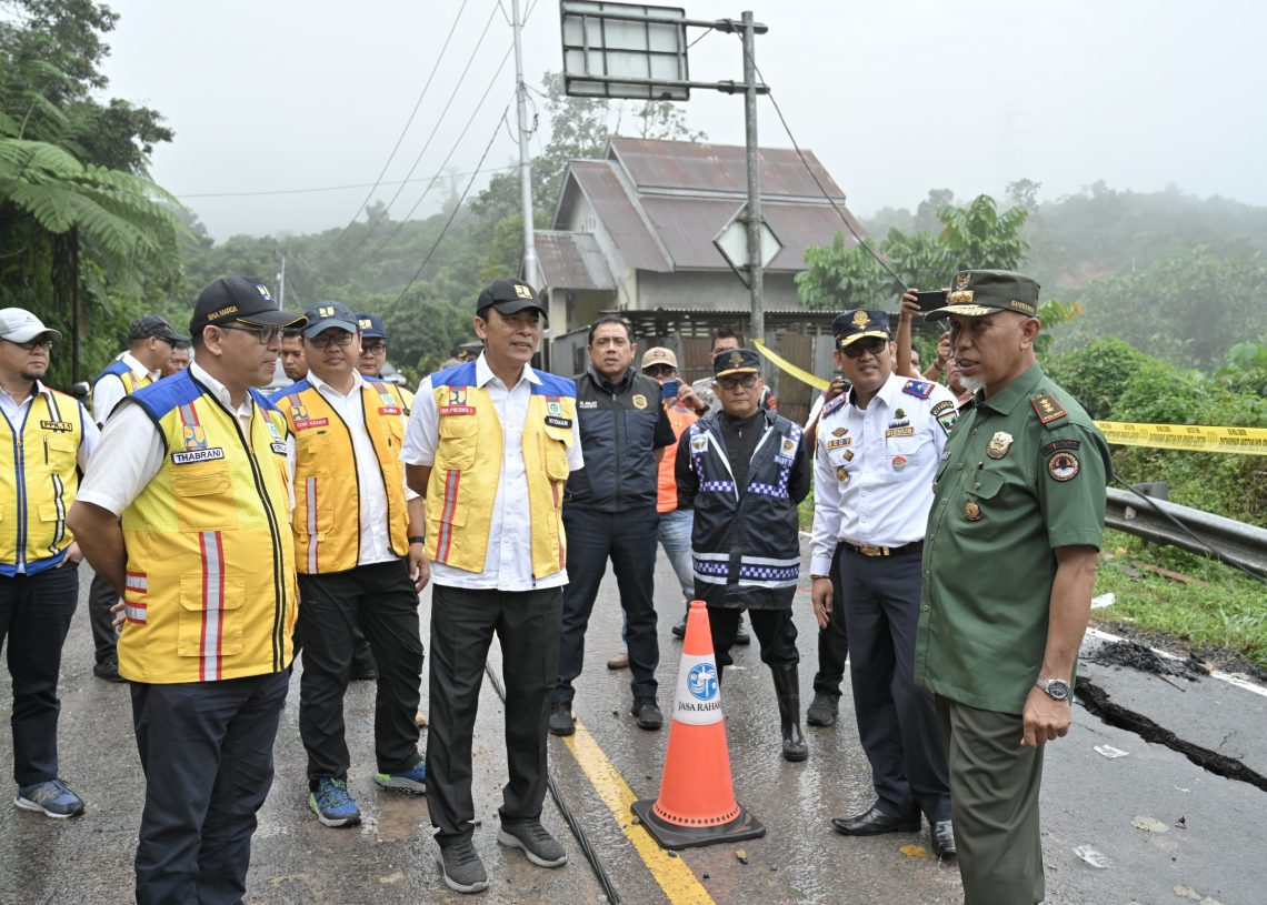 Tinjau Kerusakan Jalan Sumbar-Riau Pascalongsor, Gubernur Mahyeldi : Butuh Perbaikan Secepat Mungkin