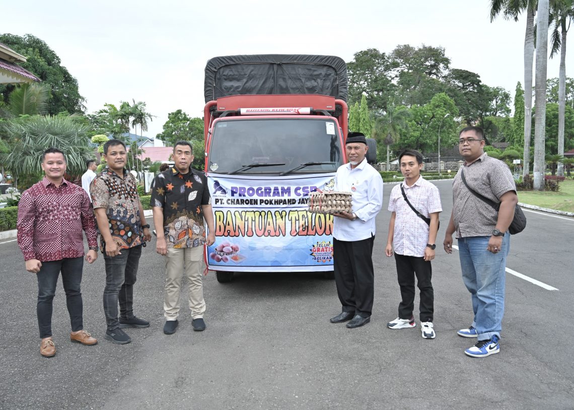 PT Charoen Pokphand Serahkan 50 Ribu Butir Telur untuk Korban Bencana, Gubernur Mahyeldi Harapkan Bantuan Swasta Lainnya