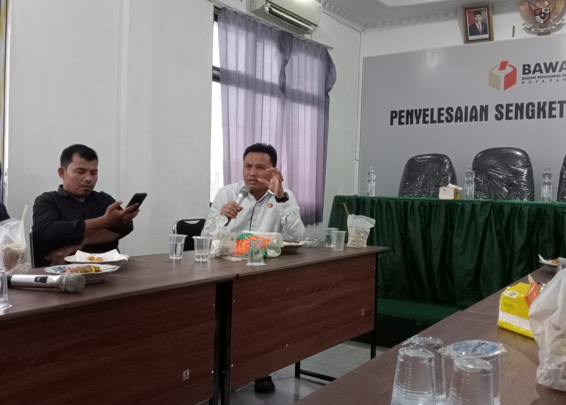 Ulil Amri, S.HI selaku Kordiv Hukum, Parmas dan Humas bersama rekan-rekan wartawan. (Dok. Idm)