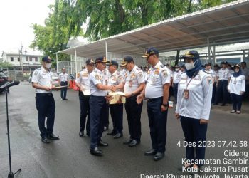 Atas Kerja Kerasnya, Kepala Terminal Kalideres Dapat Piagam Penghargaan Kadishub DKI Jakarta