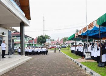 Bupati Pasaman Sabar AS Pimpin Apel Pagi di Halaman Kantor Camat Rao