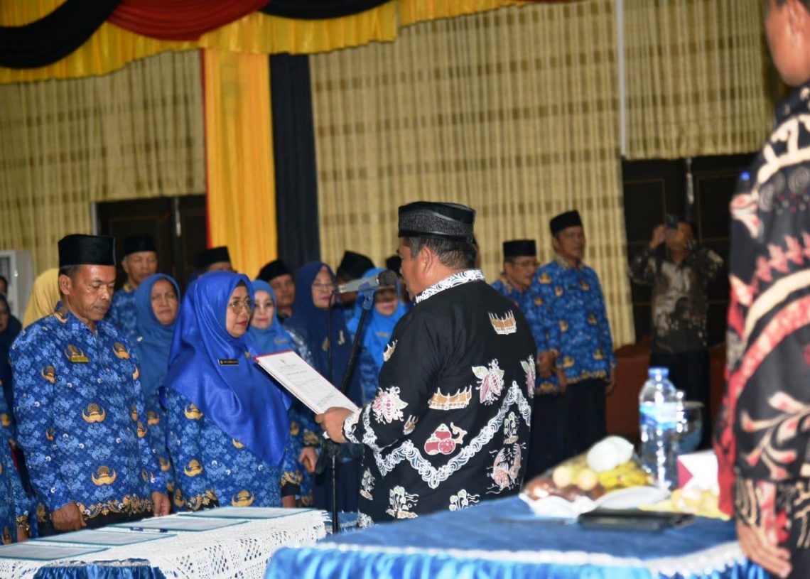 Ratusan Kepala Sekolah Dilantik, Bupati Suhatri Bur Tekankan Jaga Harmonisasi