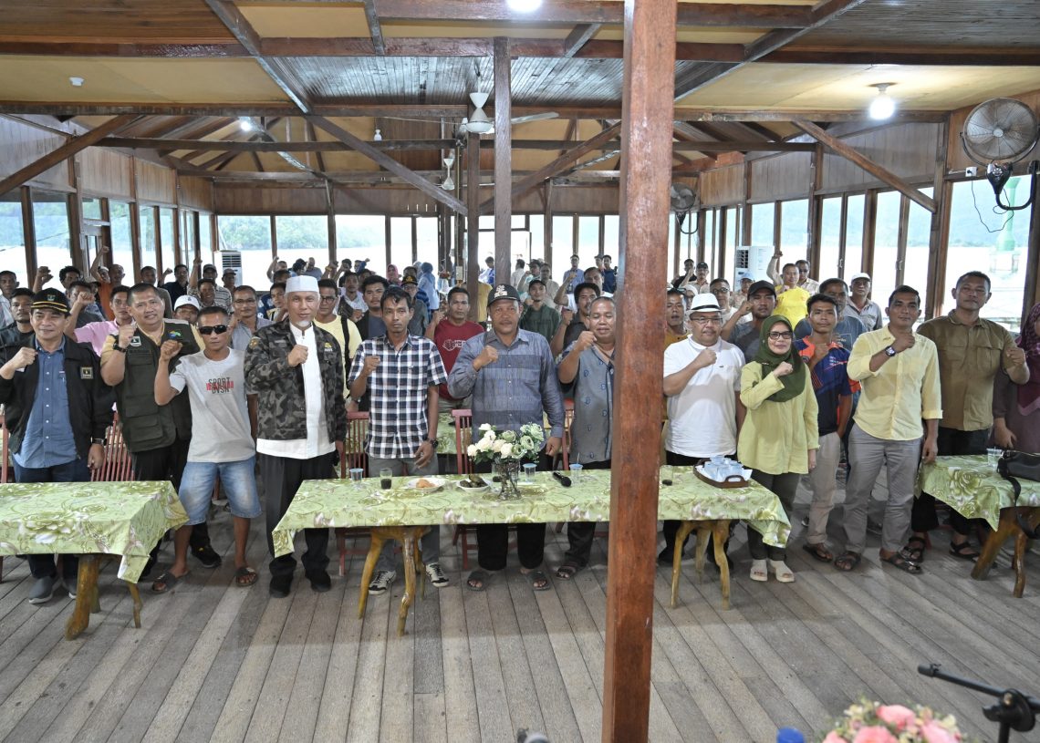 Nelayan di Pesisir Selatan Mengeluh, Gubernur Mahyeldi Berjanji Berikan Solusi