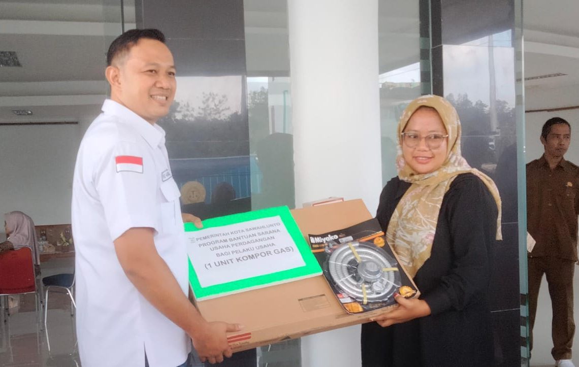 Melalui Pokir Rio Mardanil, 60 UKM Kecamatan Talawi Kota Sawahlunto Terima Bantuan Usaha