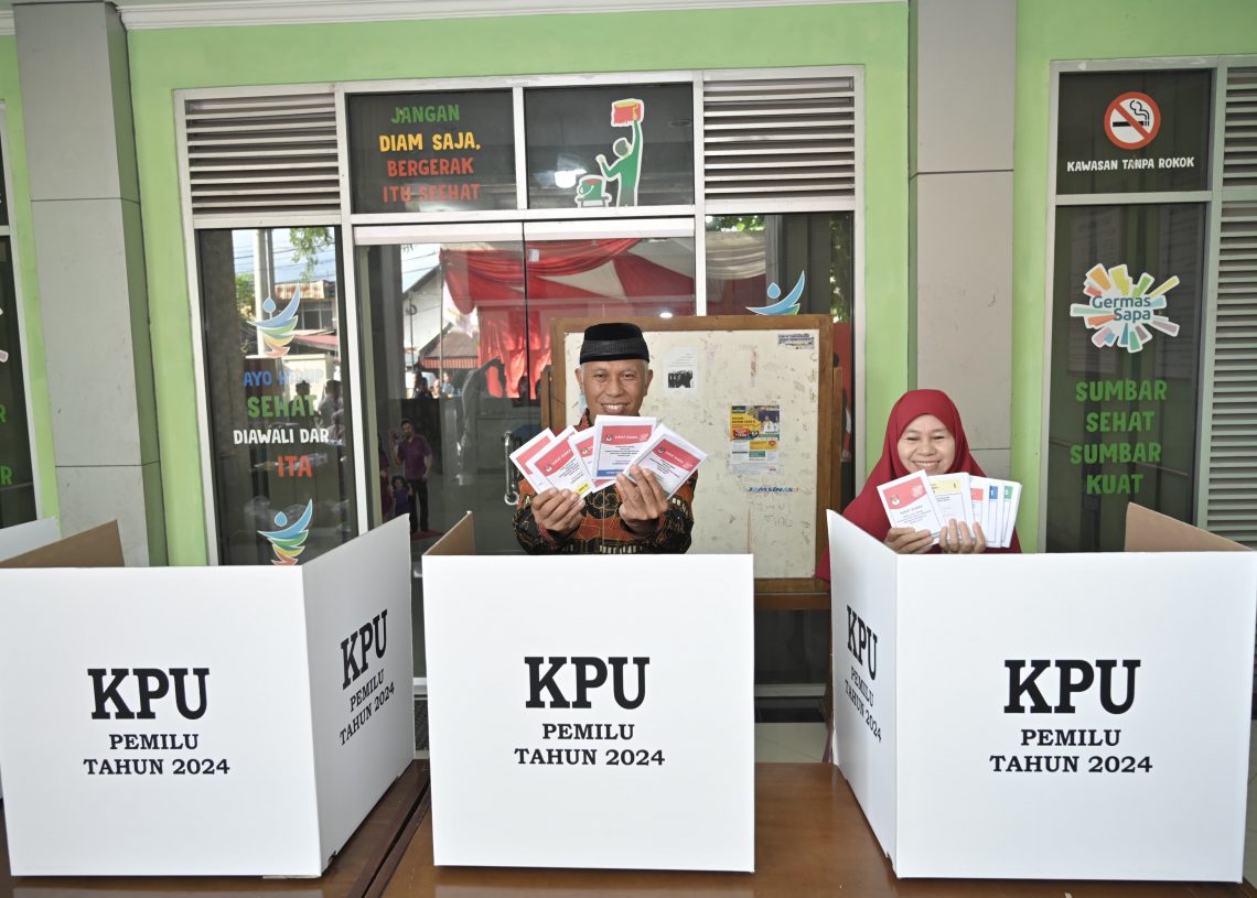 Gubernur Mahyeldi dan Keluarga Tunaikan Hak Pilih Pemilu 2024 di TPS 12 Jati Baru Padang