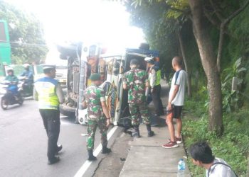 Polisi Olah TKP Truk Terguling di Singosari Malang