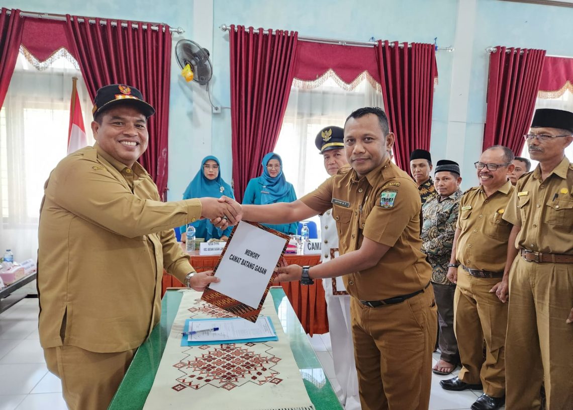 Suhatri Bur Hadiri Serah Terima Jabatan Camat dan Ketua PKK Batang Gasan