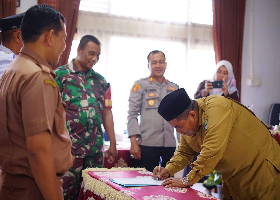 Sertijab Camat 2×11 Enam Lingkung, Suhatri Bur Minta Seluruh Tokoh Membangun Daerah Bersama