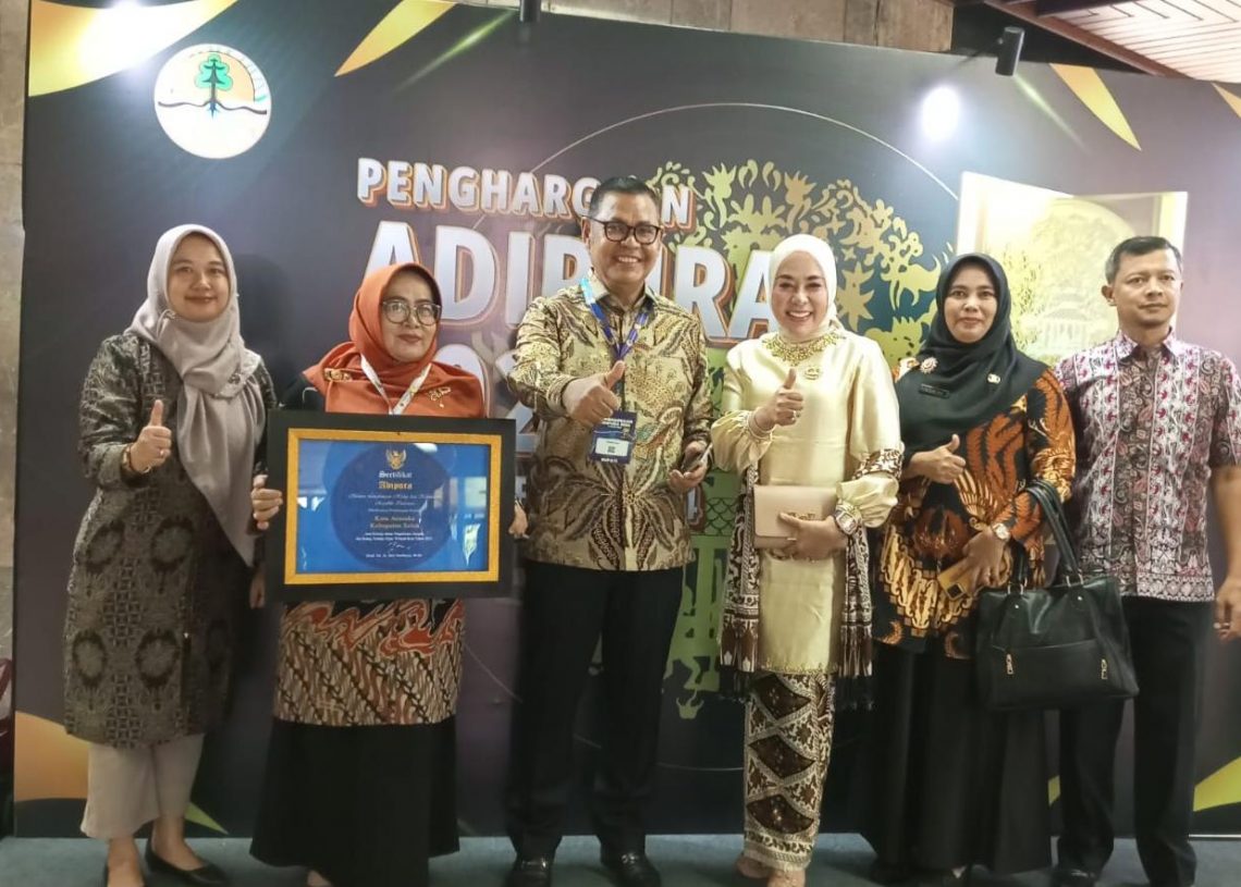 Dinilai Baik Atas Pengelolaan Sampah, Kabupaten Solok Terima Sertifikat Adipura