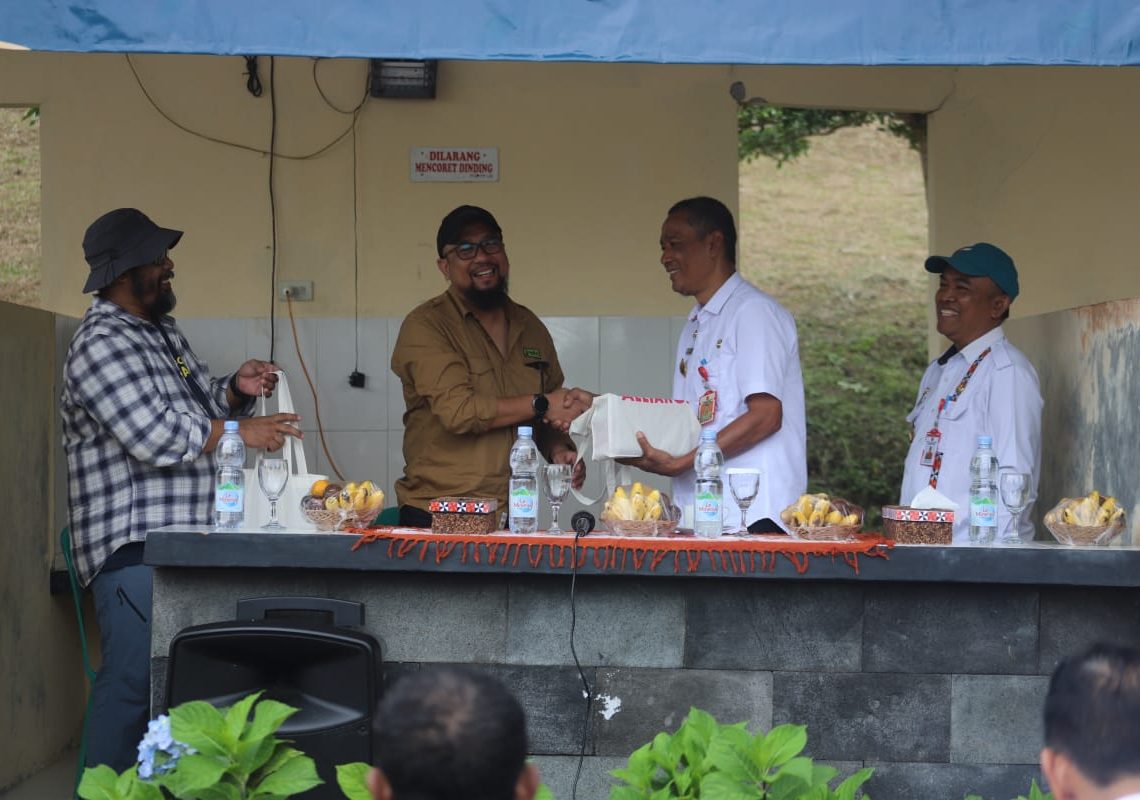 Kolaborasi dengan Raintfores Aliance, Pemkab Lambar Tanam 300 Pohon Durian Tumi