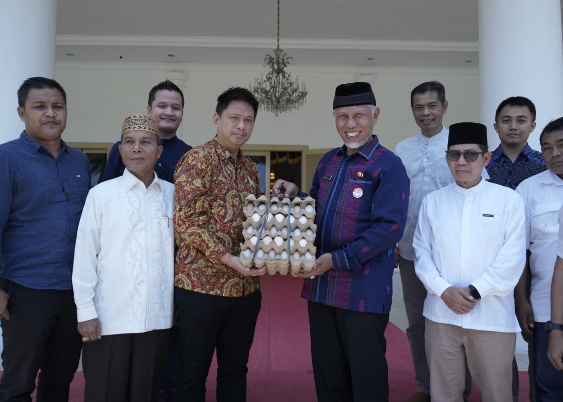PT Charoen Pokphan Salurkan 50 Ribu Butir Telur ke Korban Bencana Pessel dan Padang Pariaman