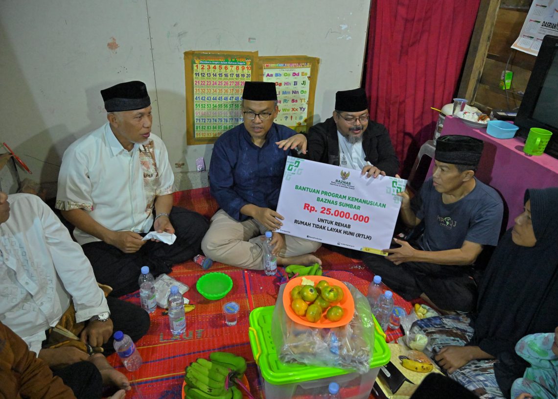 Warga Kurang Mampu di Jawi-Jawi Solok Terima Bantuan Bedah Rumah dari Gubernur