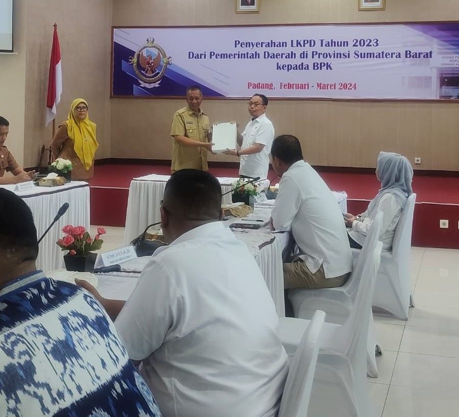 Bupati Rusma Yul Anwar Serahkan LKPD 2023 ke BPK