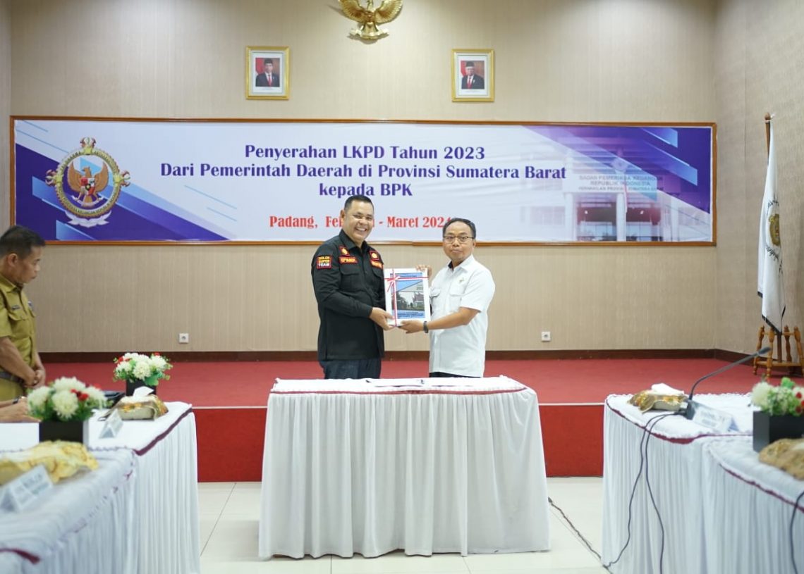 Bupati Epyardi Asda Serahkan LKPD Tahun 2023 ke BPK Perwakilan Sumbar