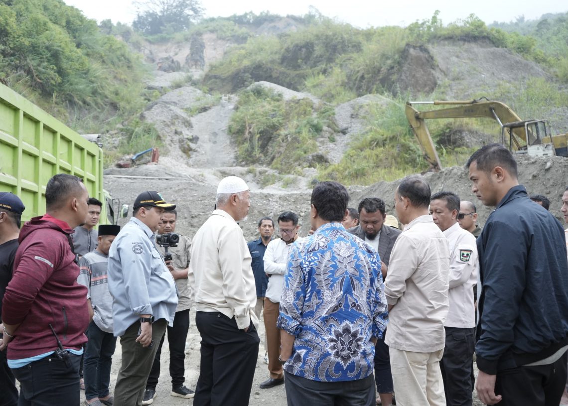 Disinyalir Jadi Biang Kerusakan Jalan, Gubernur Hentikan dan Evaluasi Aktivitas Pertambangan di Aie Dingin
