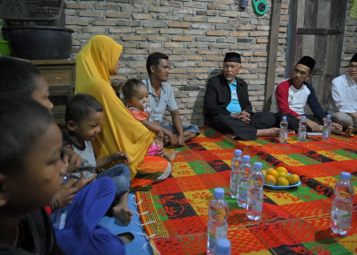 Gubernur Singgah Sahur dan Subuh Mubarak di Padang Pariaman, Keluarga Pak Agus Terima Bantuan RTLH