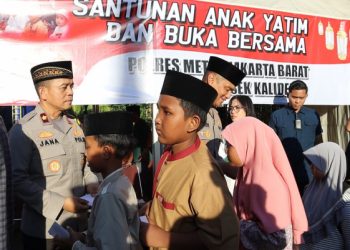 Peduli dan Berbagi, Polres Jakbar Bersama Polsek Kalideres Bagikan 250 Takjil dan Santuni 150 Anak Yatim