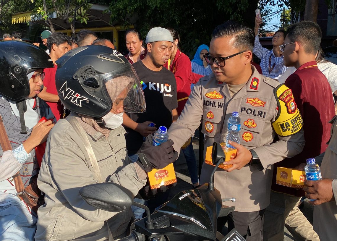 Harmoni di Bulan Ramadhan: Polsek Metro Tamansari dan Mahasiswa Bagikan Takjil kepada Masyarakat