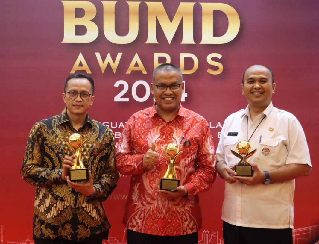 Gubernur Mahyeldi Terima Penghargaan Top Pembina BUMD Award 2024
