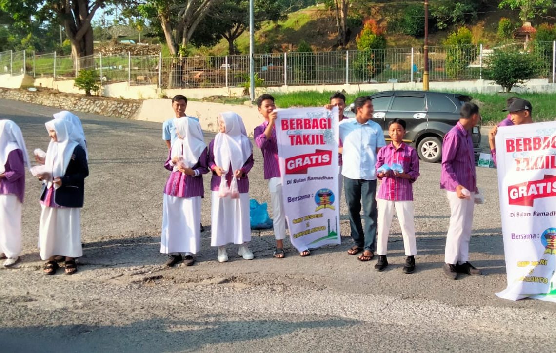 OSIS SMPN 2 Sawahlunto Berbagi 550 Paket Takjil Gratis ke Masyarakat