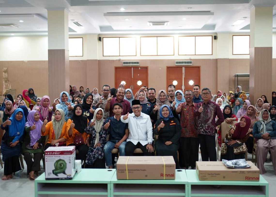 DKUKMPP Kabupaten Solok Serahkan 1.982 Peralatan untuk Peningkatan Ekonomi Masyarakat