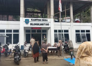 Sekda Ambun Kadri Tinjau Operasi  Meninjau Operasi Pasar Pangan di Silungkang Tigo