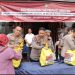 Polres Metro Jakarta Barat dan Polsek Kebon Jeruk Bagikan 350 Paket Sembako Gratis untuk Warga di Bulan Suci Ramadhan