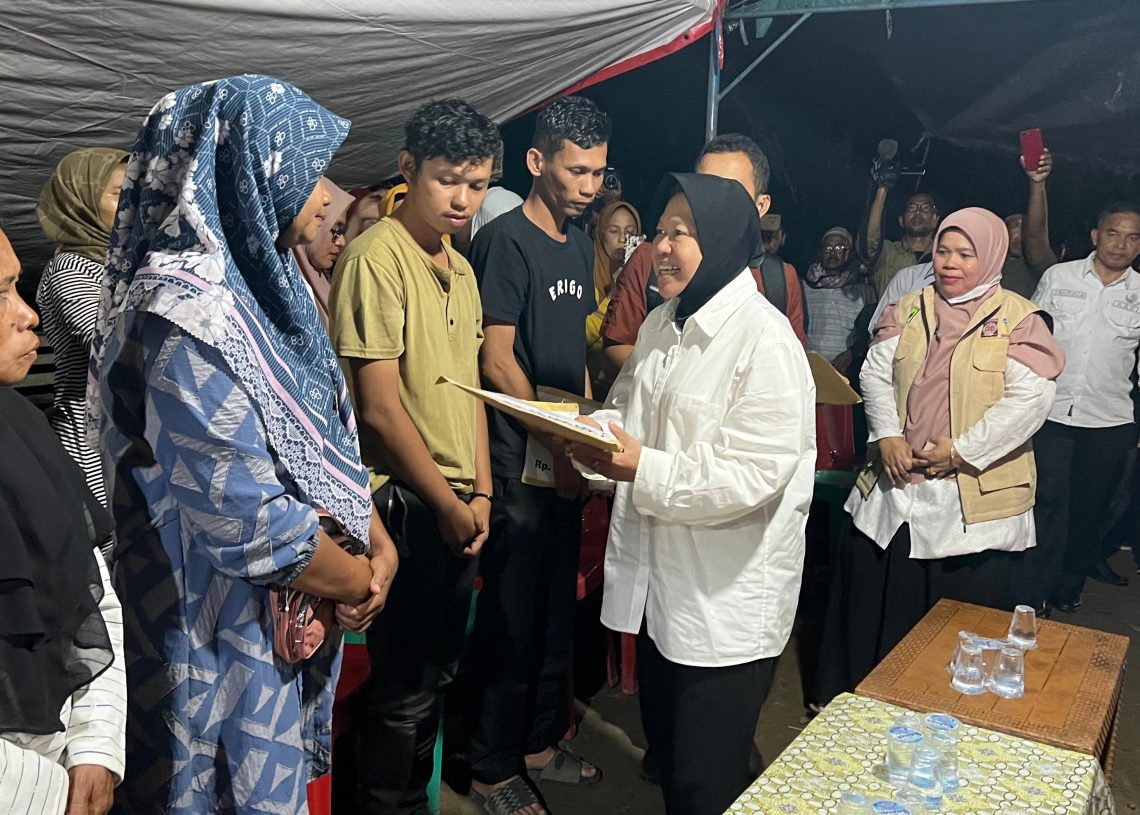 Mensos Tri Rismaharini Sambangi Korban Tanah Longsor di Kecamatan Patamuan