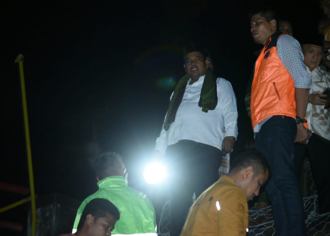 Suhatri Bur Tinjau Jembatan Batang Sani yang Amblas Akibat Hujan Lebat