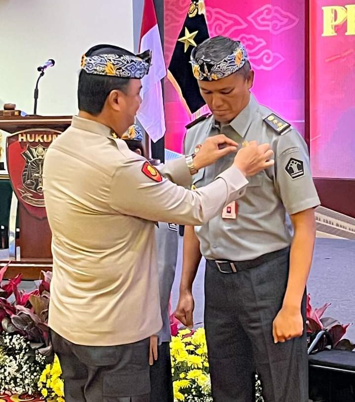 Pj Walikota Roberia Terima Pin Emas dari Kapolri