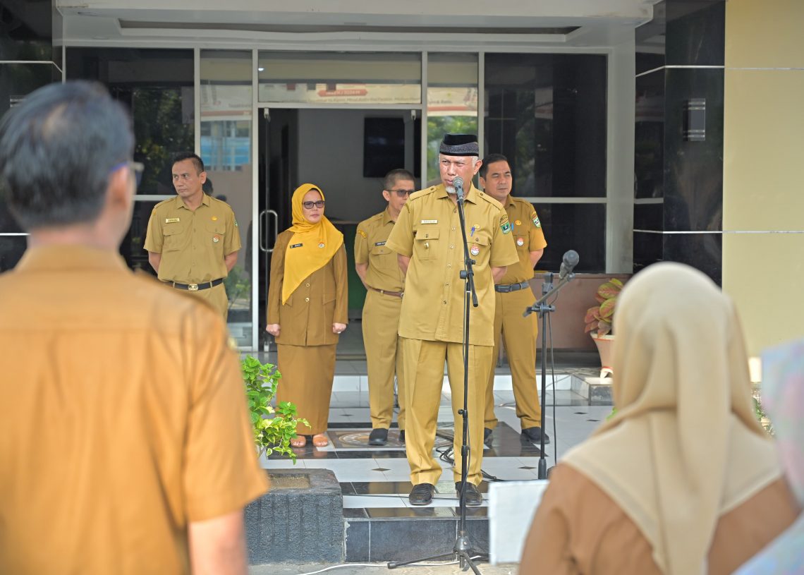 Sidak Sejumlah OPD, Gubernur Mahyeldi Pastikan Pelayanan Publik di Pemprov Sumbar Berjalan Normal
