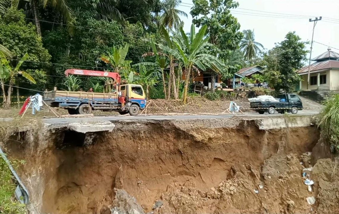 Jalan Provinsi Penghubung Kabupaten Agam via Sungai Geringging Terancam Putus