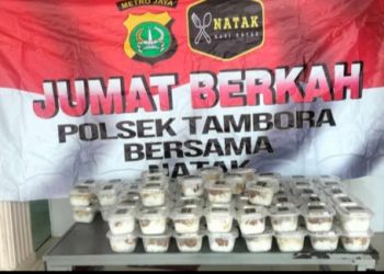 Jumat Berkah Polsek Tambora Bagikan 200 Nasi Kotak ke Jamaah Masjid Bahrul Huda