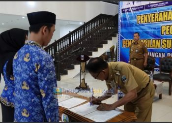 Serahkan Petikan SK Pengangkatan 103 ASN di Lingkup Pemkab Pesibar, Ini Pesan Bupati Agus Istiqlal