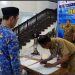 Serahkan Petikan SK Pengangkatan 103 ASN di Lingkup Pemkab Pesibar, Ini Pesan Bupati Agus Istiqlal