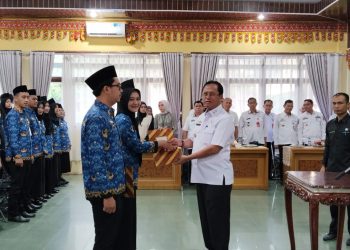 Pimpin Pengambilan Sumpah 151 ASN, Pj Bupati Lambar Harap ASN dapat Menjadi Agen Perubahan