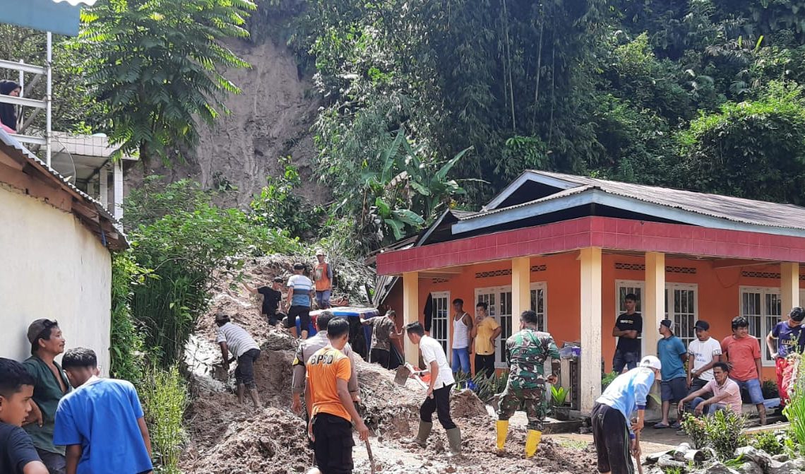 Camat Palupuh Bantah Tidak Ada Penanganan Korban Longsor di Wilayahnya