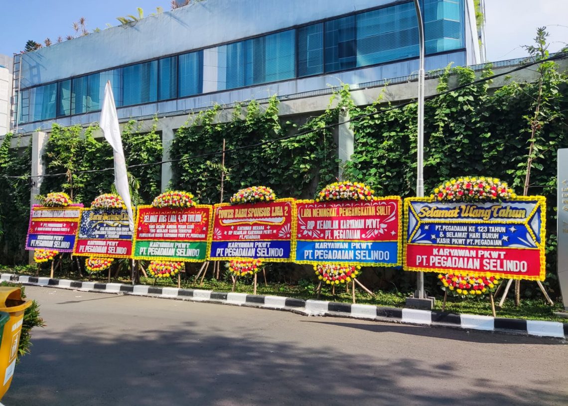 Karyawan PKWT Pegadaian Indonesia Kirim Karangan Bunga Bentuk Protes ke Perusahaan