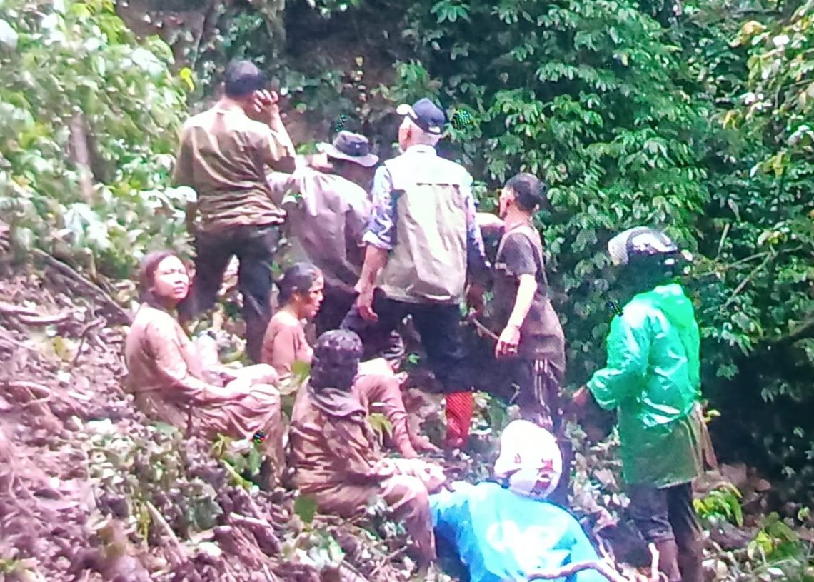 Sitinjau Lauik Longsor, Gubernur Mahyeldi Turun Evakuasi Korban ke Dasar Jurang